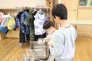 給食を配膳する児童