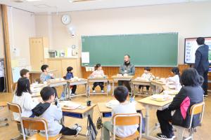 生産者と一緒に給食を食べる児童たち