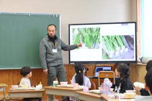 児童に有機農産物の説明をする生産者