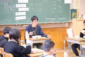 生産者に質問をする児童