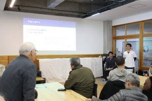 参加者からの質問に答える岡田隊員