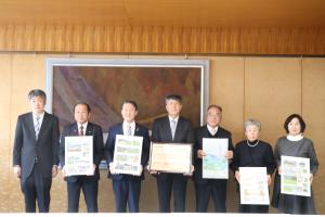 平井知事と下町水土里（みどり）会のメンバーの記念写真