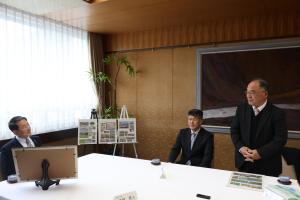 平井知事に報告する下町水土里（みどり）会のメンバー