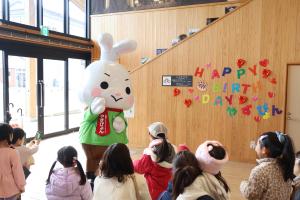 やずぴょんのダンスを見る子どもたち