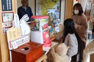 カプセルトイを手にする子ども