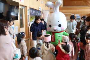 やずぴょんの登場に喜ぶ子どもたち