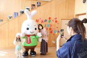 やずぴょんと記念撮影をする家族