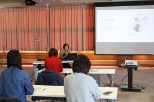 撮影のポイントを説明する小谷さん