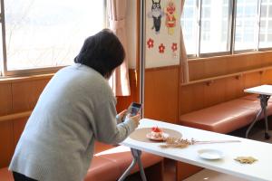 スマホでケーキを撮影する参加者①