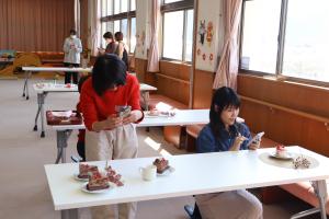 スマホでケーキを撮影する参加者②