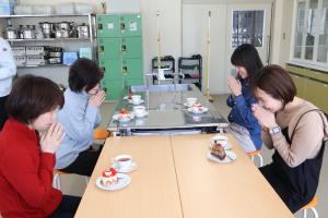 ケーキを食べる参加者たち