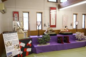 金の兜と日本最大級のひな人形 