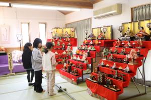 ひな人形を眺める子どもたち