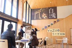 白兎伝説ガイドによる説明を聞く水引ワークショップ参加者