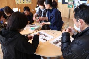 参加者がうさぎ結びを作る様子