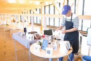 うさてらCAFEでドリップコーヒーを作るスタッフ