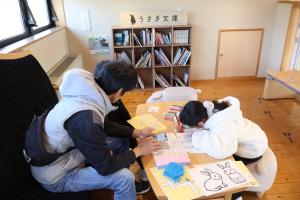 うさぎクロスワードやうさぎぬりえを楽しむ親子