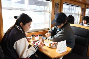 スイーツを食べる参加者