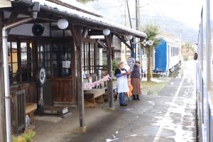 スイーツ列車に手を振る地域の方たち