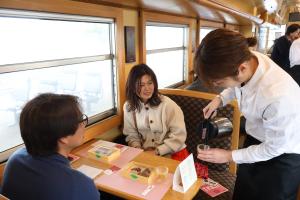 お菓子に合うお茶を注いでもらう参加者