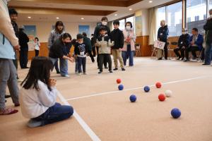 ボッチャを楽しむ参加者