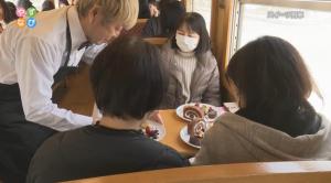 列車内でのスイーツ配膳の様子