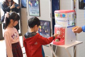 スペシャルガチャを回す子どもたち