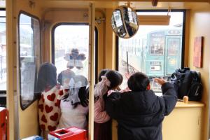 すれ違う列車に手を振る子どもたち