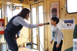 インタビューに答える子ども