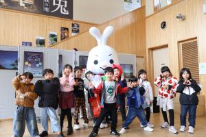 やずぴょんと子どもたちの記念写真