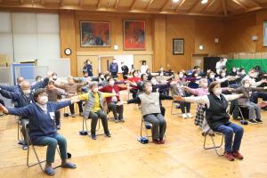 百歳体操をする参加者