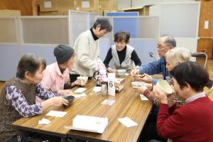 茶話会を楽しむ参加者