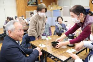 茶話会を楽しむ参加者の様子
