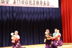 銭太鼓を披露する徳丸どんど会のメンバー