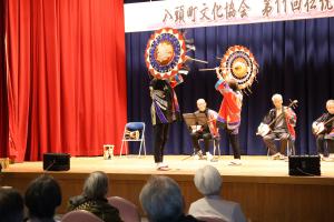 傘踊りと三味線の演奏を披露する安来節保存会 郡家道場
