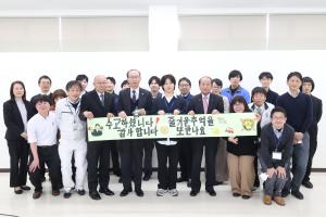 報告会後に職員らと記念撮影をするイ・ジョンギュさん