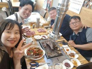 韓国料理を食べて交流を深める櫻田さん