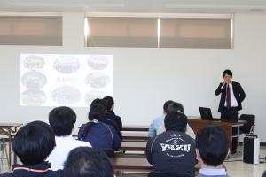 研修報告を行う櫻田さん