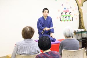 落語を披露する小文吾さん
