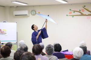 傘まわしで枡を回す小文吾さん