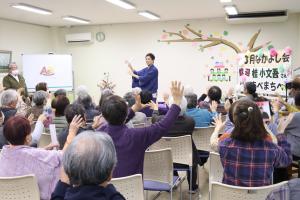 参加者と交流する小文吾さん