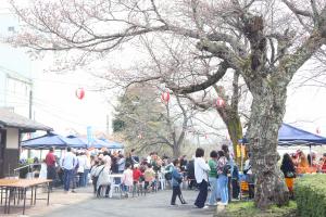 多くの来場者で賑わう桜まつりの会場