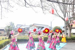 フラダンスを披露する「プアナニアロハフラ鳥取」のメンバー