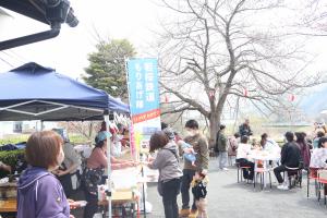 お客さんで賑わう屋台の様子