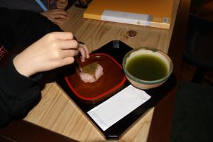 Kimu cafeのよもぎ茶と桜餅