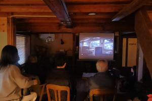 ショートムービーを鑑賞する来場者