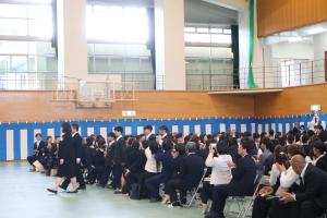 保護者に見守られながら入場する新入生