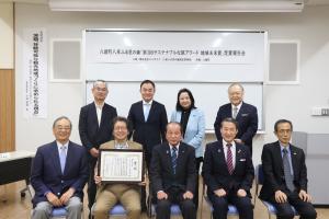受賞報告会の記念写真