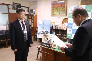 吉田町長から辞令書を受け取るキムさん