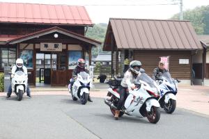 隼駅に集結した白ブサのライダーたち